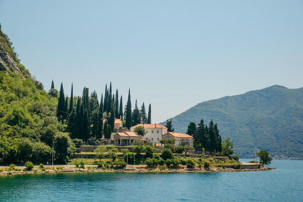 Monasterio de banja en montenegro en la bahía de kotor