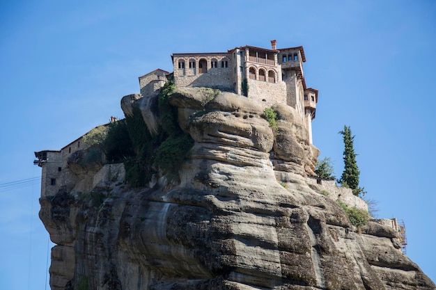 El monasterio bizantino milagroso en la formación rocosa Meteora Grecia misterioso colgando sobre las rocas monasterios cerca de Kalabaka