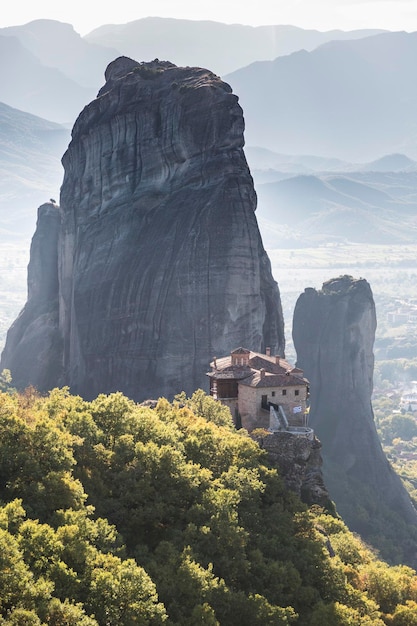 El monasterio bizantino milagroso en la formación rocosa Meteora Grecia misterioso colgando sobre las rocas monasterios cerca de Kalabaka