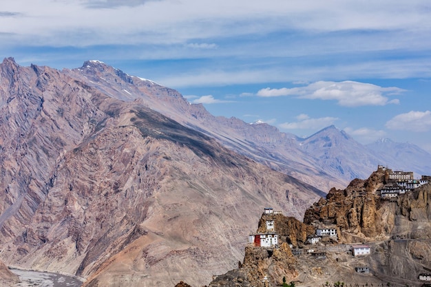 Monasterio budista Dhankar gompa en un acantilado en el Himalaya Spiti Valley Himachal Pradesh, India