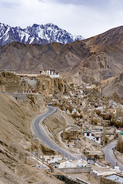 Monasterio budista de Lamayuru en la región del Himalaya indio de Ladakh, Cachemira.