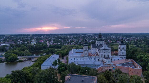 El monasterio de los carmelitas desnudos en Berdichev vista aérea de la noche panorámica.