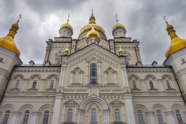 Monasterio en la ciudad de Pochaev en el fondo del cielo