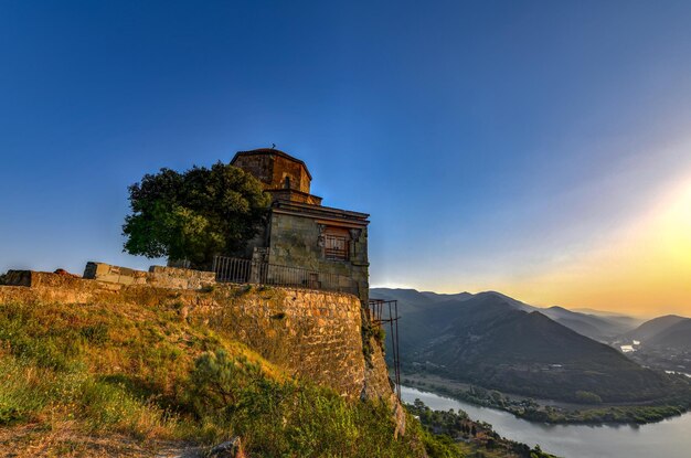 Foto monasterio de la cruz jvari ubicado en la colina cerca de la ciudad de mtskheta georgia