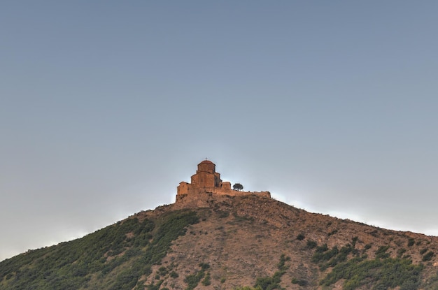 Foto monasterio de la cruz jvari ubicado en la colina cerca de la ciudad de mtskheta georgia