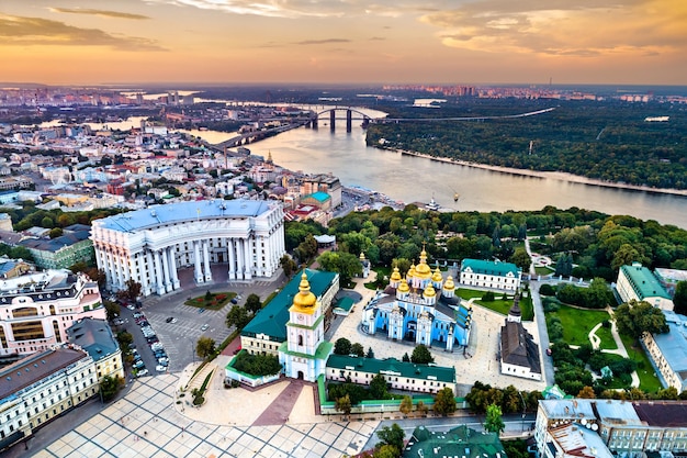 Monasterio de las cúpulas doradas de san miguel en kiev, ucrania