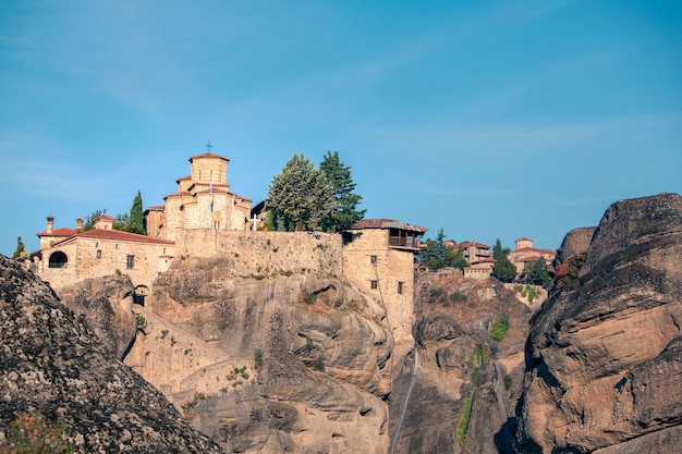 Monastério de meteora de marco de viagem no topo das montanhas da Tessália