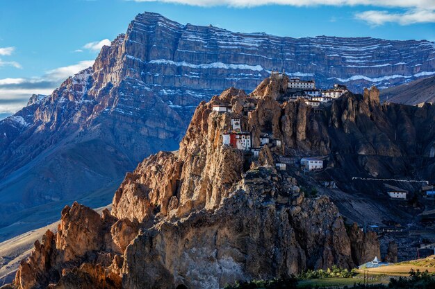 El monasterio de Dhankar se alza en un acantilado en el Himalaya, India