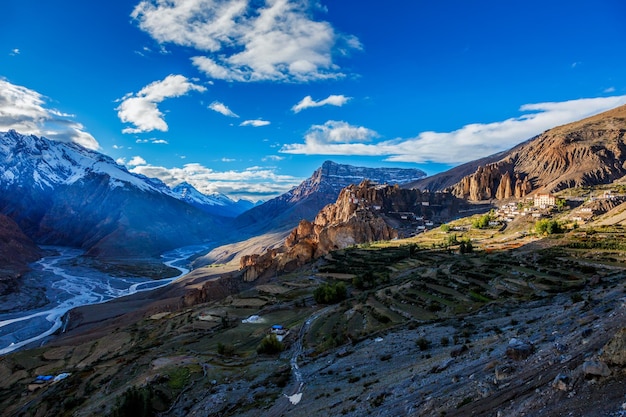 El monasterio de Dhankar se alza en un acantilado en el Himalaya, India