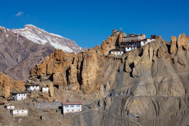 Monasterio Dhankar encaramado en un acantilado en el Himalaya, India