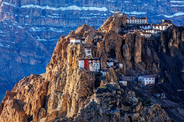 Monasterio de Dhankar encaramado sobre un acantilado en el Himalaya de la India
