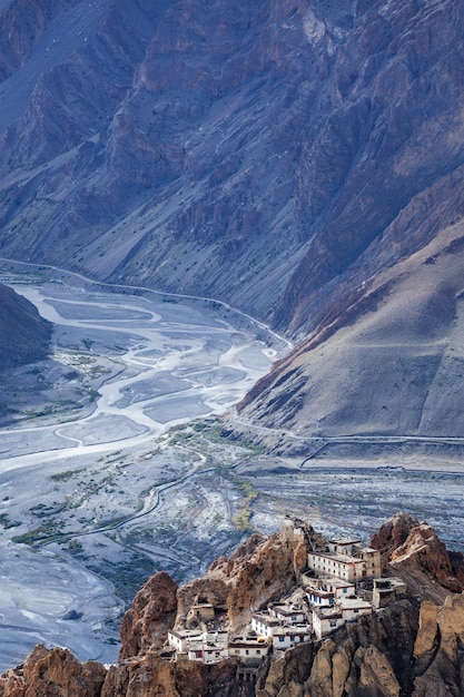 Monasterio de Dhankar encaramado sobre un acantilado en el Himalaya de la India