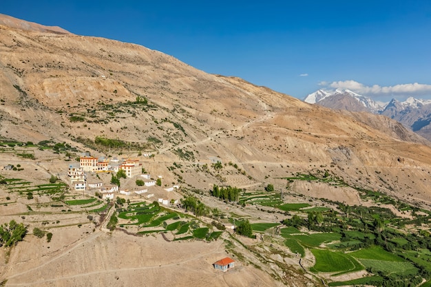 El monasterio de dhankar gompa y la aldea de dhankar valle de spiti, himachal pradesh, india