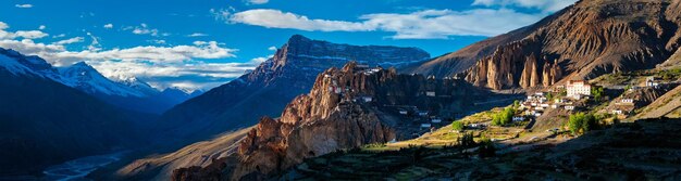 Foto el monasterio de dhankar y el panorama del pueblo india