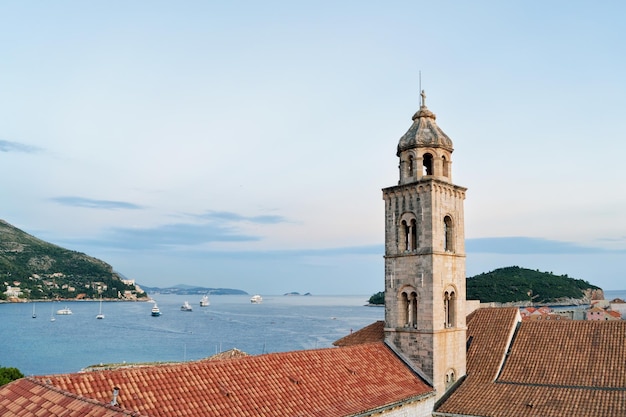 Monasterio dominicano y mar Adriático en Dubrovnik por la noche, Croacia