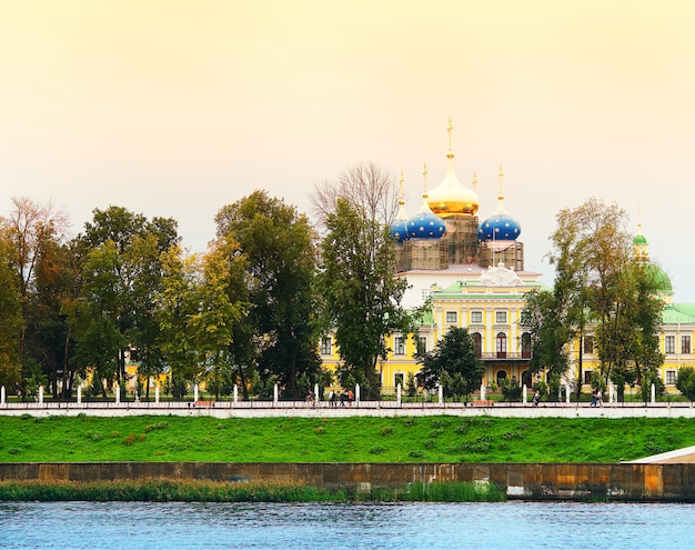 Monastério dramático no fundo da cidade de praia fluvial