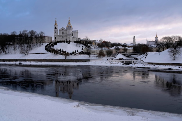 Monasterio del Espíritu Santo y Catedral de la Santa Asunción en un soleado día de invierno Vitebsk Bielorrusia