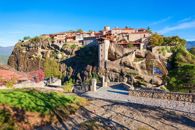 El Monasterio de Great Meteoron es el monasterio más grande de Meteora. Meteora es uno de los complejos de monasterios ortodoxos orientales más abruptamente construidos en Grecia.