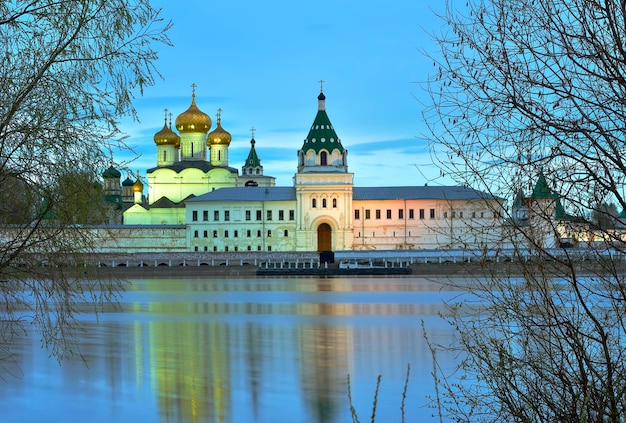 Foto monasterio ipatievsky al amanecer