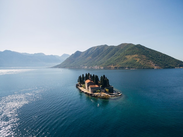 Monasterio en la isla de san jorge en la bahía de kotor