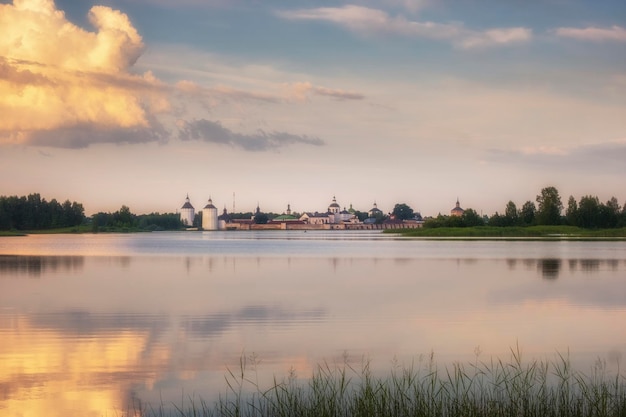 Monasterio Kirillo Belozersky en la región de Vologda ubicado a orillas del lago Siversky