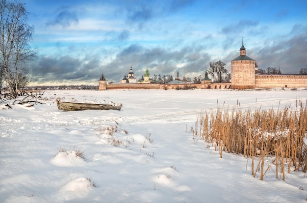 Foto monasterio de kirillobelozersky y un viejo barco y cañas