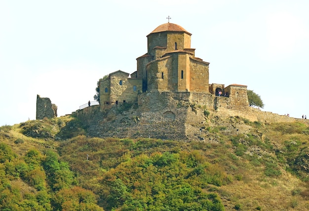 Monasterio medieval de Jvari visto desde la ciudad de Mtskheta, Georgia