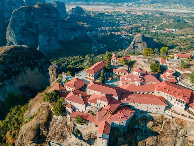 Monasterio de Meteora vista aérea montañas de Tesalia Grecia