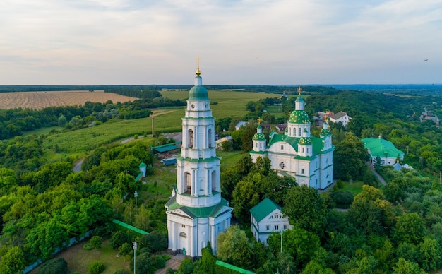 Monasterio de Mgarsky desde arriba de la región de Lubny Poltava