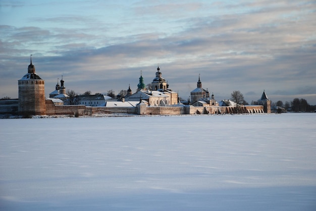 Monasterio del norte de Rusia en invierno