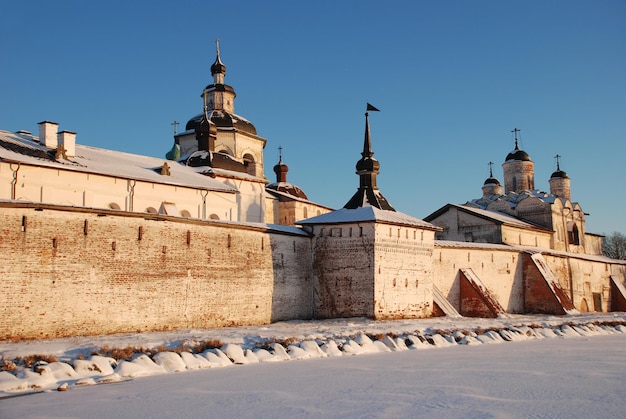 Monasterio del norte de Rusia en invierno