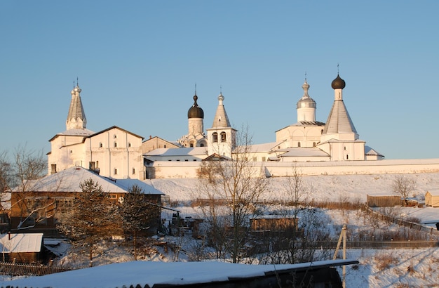 Monasterio del norte de Rusia en invierno