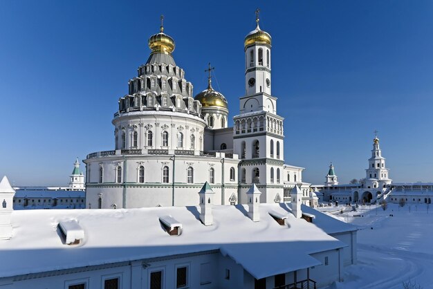 Monasterio de Nueva Jerusalén Frosty día soleado en enero