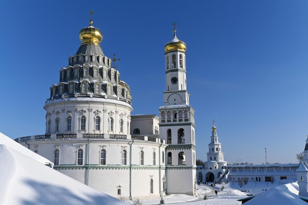 Monasterio de Nueva Jerusalén Frosty día soleado en enero