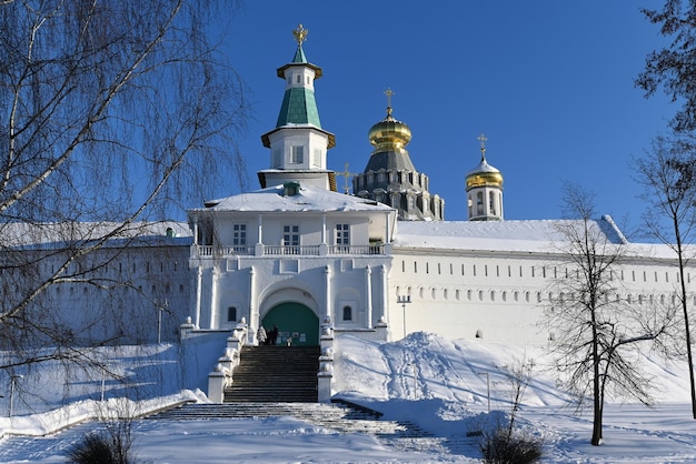 Monasterio de Nueva Jerusalén Frosty día soleado en enero