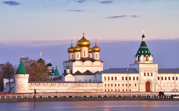 Foto monasterio ortodoxo ipatievsky al amanecer