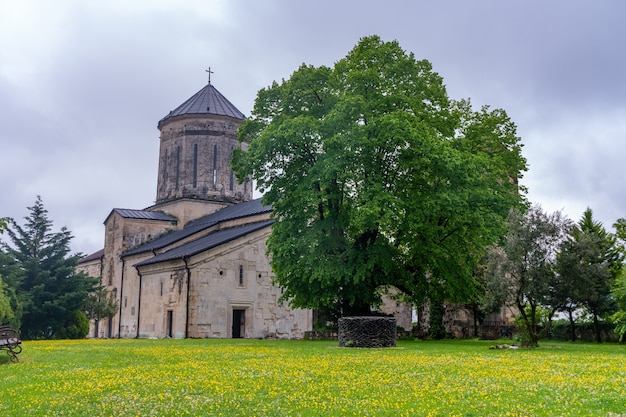 Monasterio ortodoxo de Martvili construido en el siglo VII. Georgia, samegrolo. Viaje
