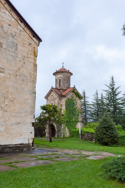 Monasterio ortodoxo de Martvili construido en el siglo VII. Georgia, samegrolo. Viaje