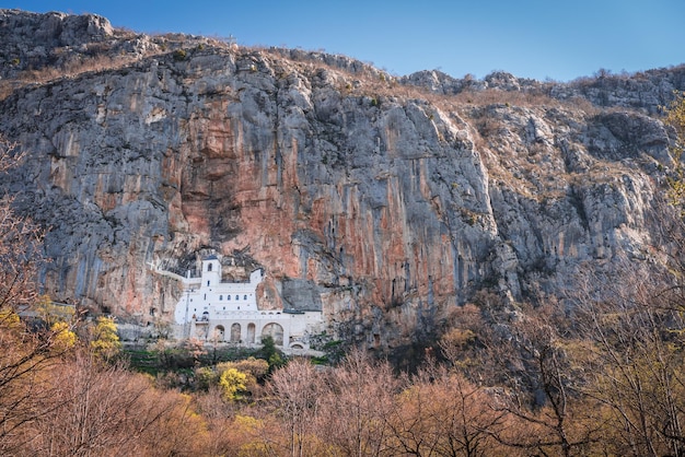 Foto monasterio ortodoxo de ostrog en montenegro