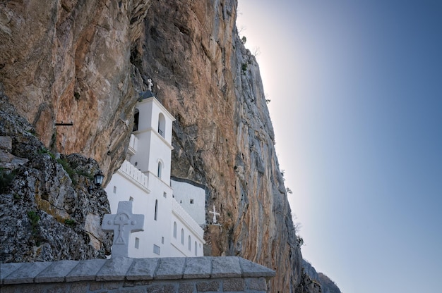 Foto monasterio ortodoxo de ostrog en montenegro