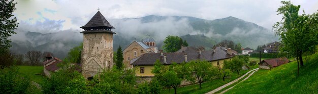 Monasterio ortodoxo Studenica en las montañas de Rumania