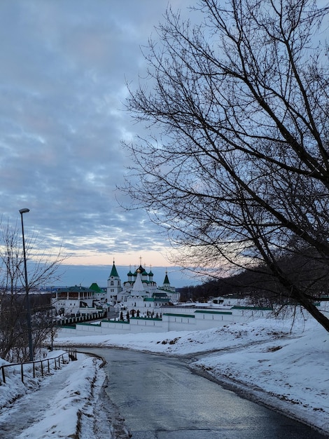 Monasterio ortodoxo en una tarde de invierno