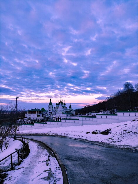 Monasterio ortodoxo en una tarde de invierno