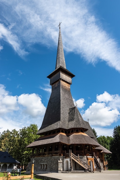 Monasterio de Peri Sapanta, la construcción de madera más alta de Europa. El monasterio se encuentra en la región de Maramures de Rumania.