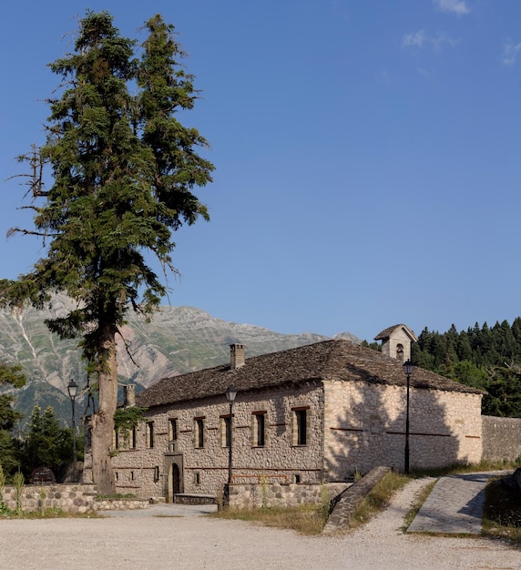 Monasterio en la región montañosa Tzoumerka Grecia montañas Pindos