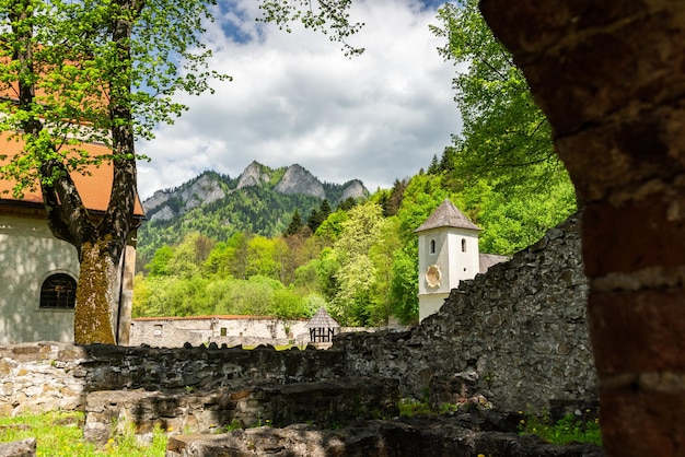 Monasterio rojo en Eslovaquia Montañas Pieniny Arquitectura y monumentos