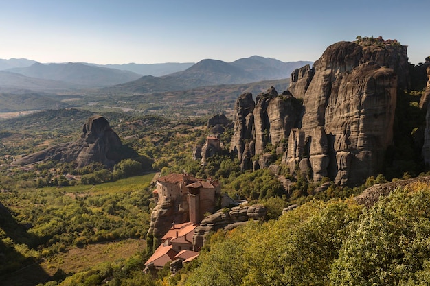 El Monasterio de Rousanou ubicado sobre las rocas de Meteora en Grecia