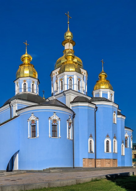 Monasterio de San Miguel de las Cúpulas Doradas en Kiev, Ucrania, en una soleada mañana de verano