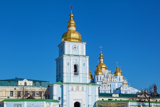 Monasterio de San Miguel, una estructura arquitectónica de la iglesia ortodoxa con cúpulas doradas, Kiev, Ucrania