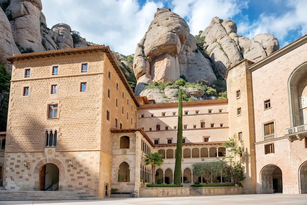 Foto monasterio de santa maría de montserrat es una abadía benedictina ubicada en la montaña cerca de barcelona, cataluña, españa